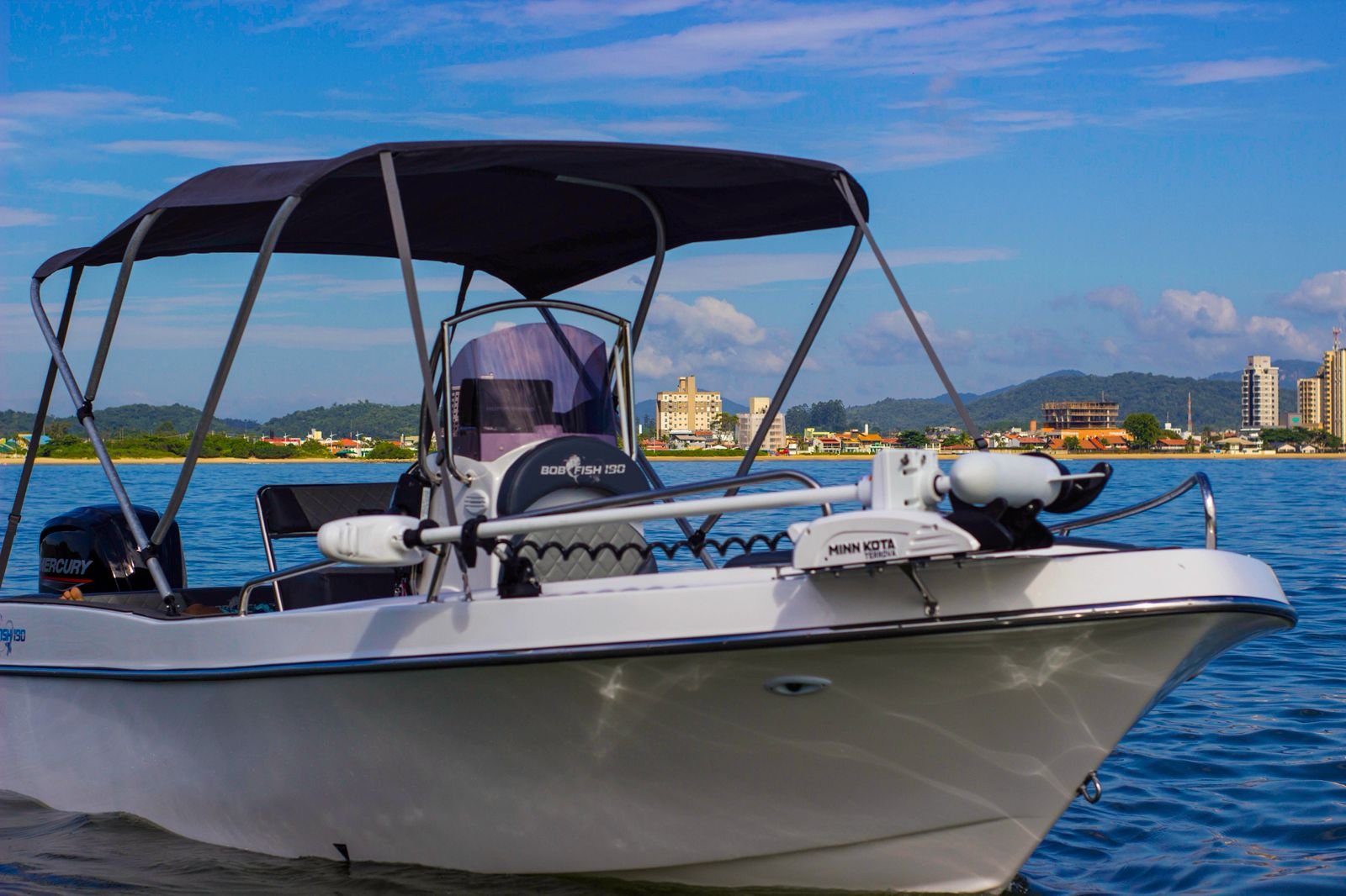 Barco premium Bob Fish navegando no mar